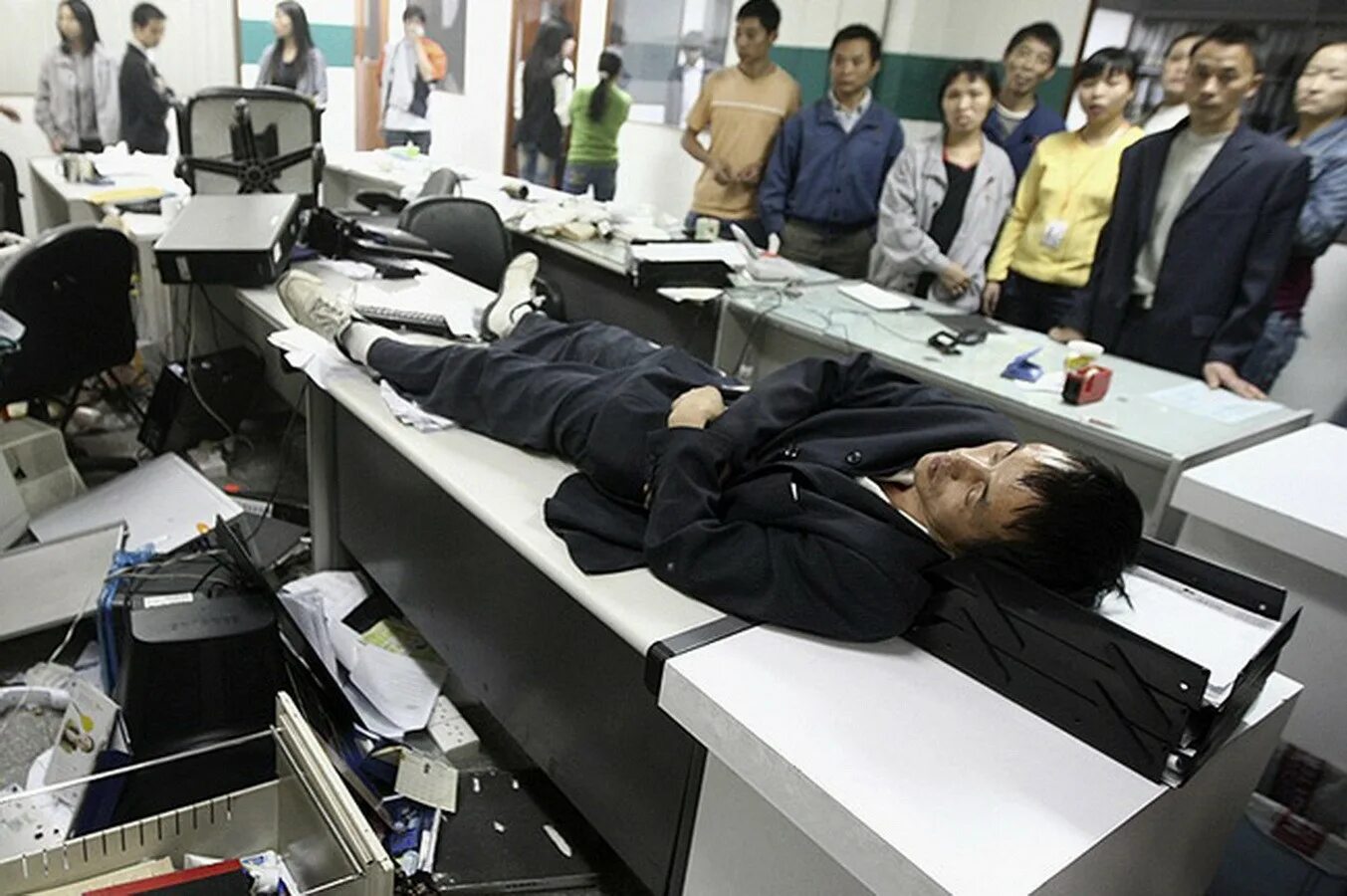 Рабочий засыпать