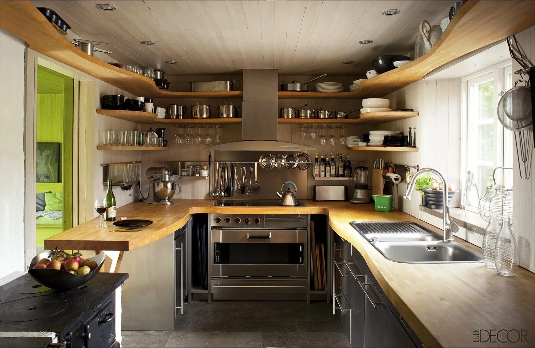 Делаем домашнюю кухню. Необычные решения для кухни. Интересные идеи для кухни. Необычные маленькие кухни. Интерьер небольшой кухни в частном доме.