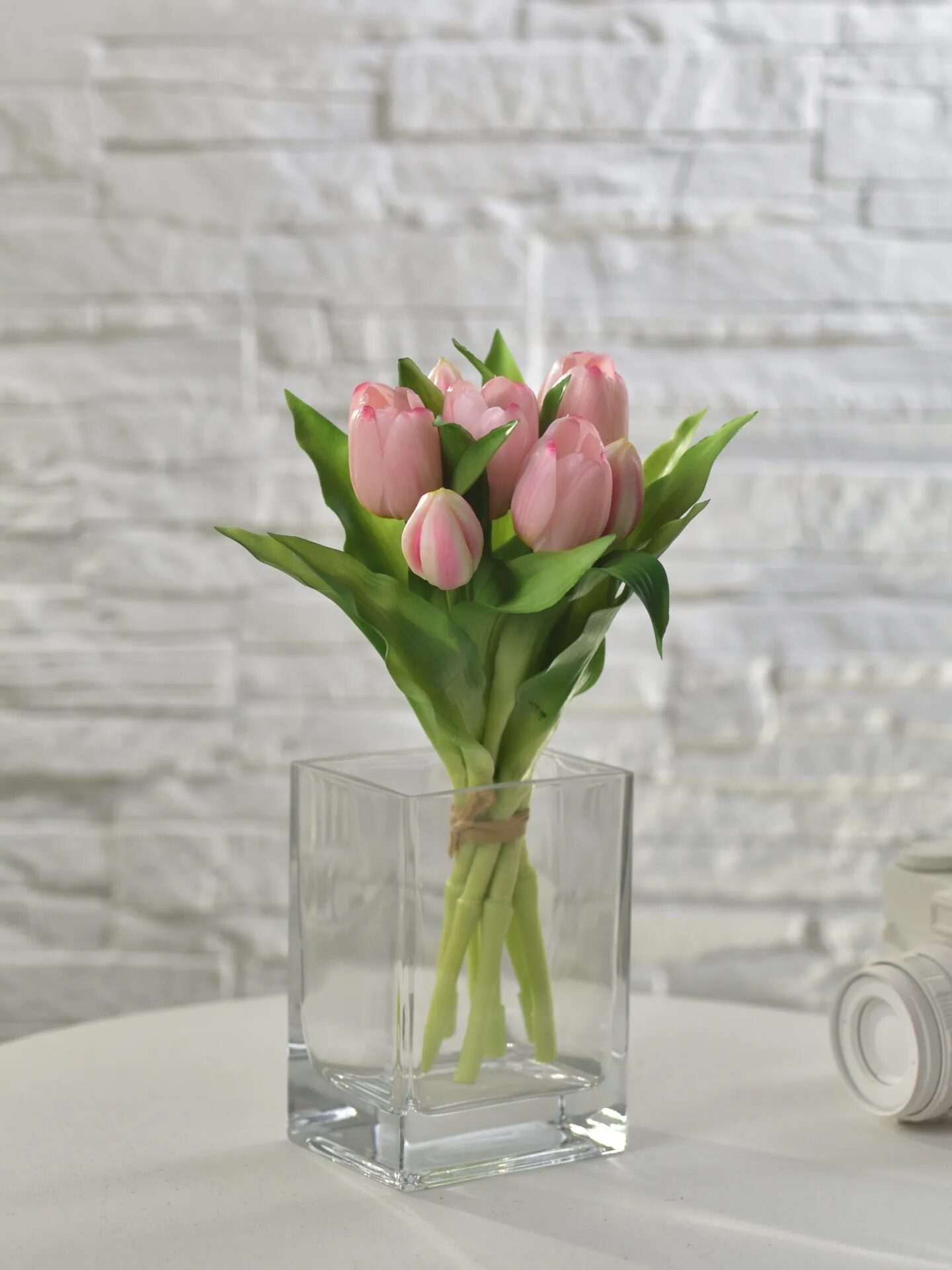 Купить тюльпаны в леруа мерлен. Искусственные тюльпаны в интерьере. Искусственные тюльпаны в подставке. Тюльпаны в Леруа. Цветы французские искусственные тюльпаны.