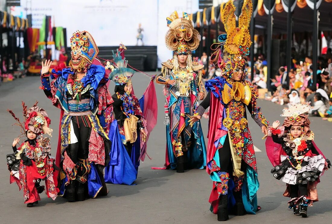 Карнавал в полный рост. Карнавал Карафуру Индонезия. Jember Fashion Carnival. Карнавал мод. Мода в Индонезии.