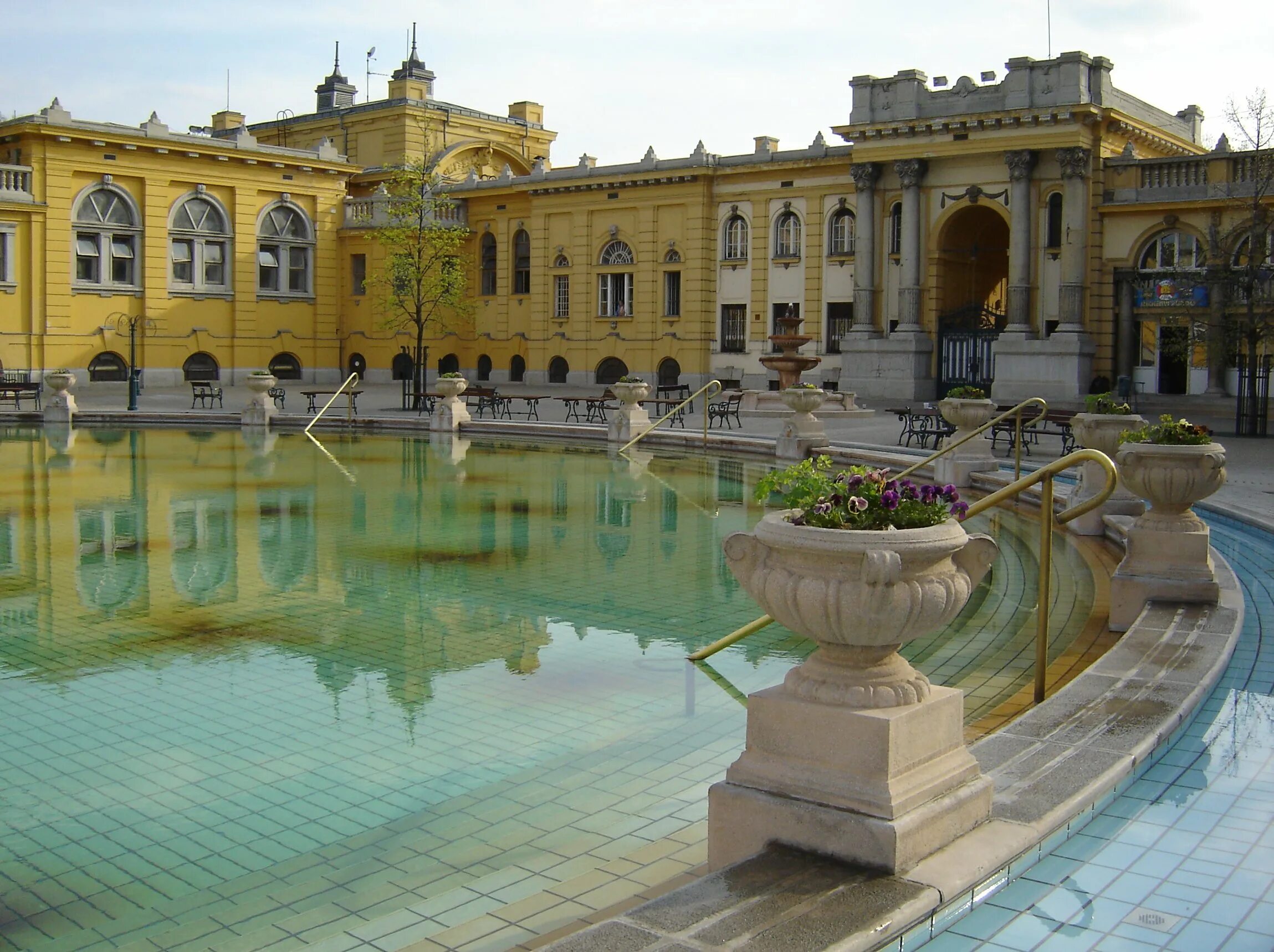 Купальни в будапеште. Венгрия купальни Сечени. Купальня Сеченьи Будапешт. Будапешт термы Сечени. Термальный источник Сечени.