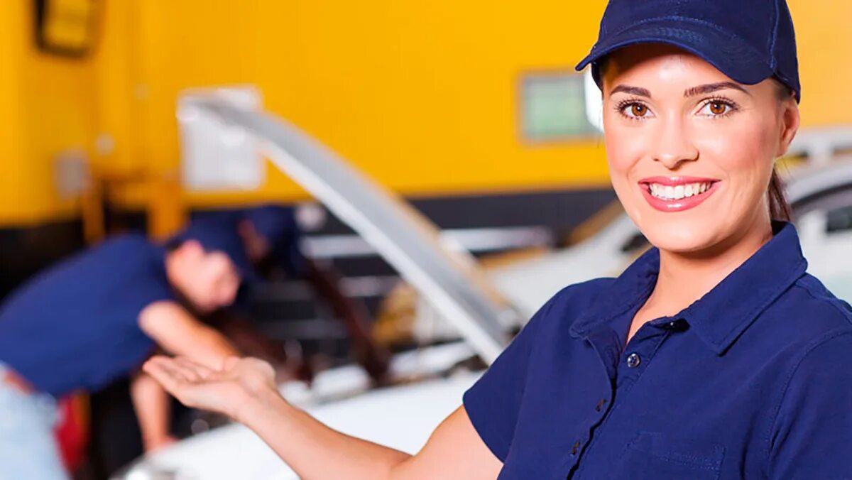 Администратор автомойки. Мастер-приемщик автосервиса. Администратор автосервиса. Мужчина в автомастерской. Администратор автосервиса.