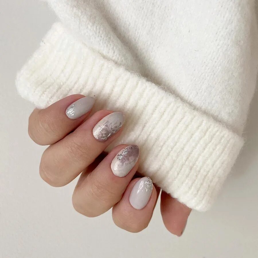 ногти корейский нюд. маникюр зима нюд. нюдовый маникюр на короткие овальные ногти 2022. новогодний маникюр нюд. маникюр нюд беж.