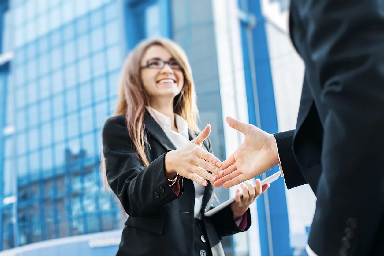 Сотрудничающий клиент. Успешные переговоры. Сотрудничество в конфликте. Сотрудничающий клиент. Встреча партнеров по бизнесу.