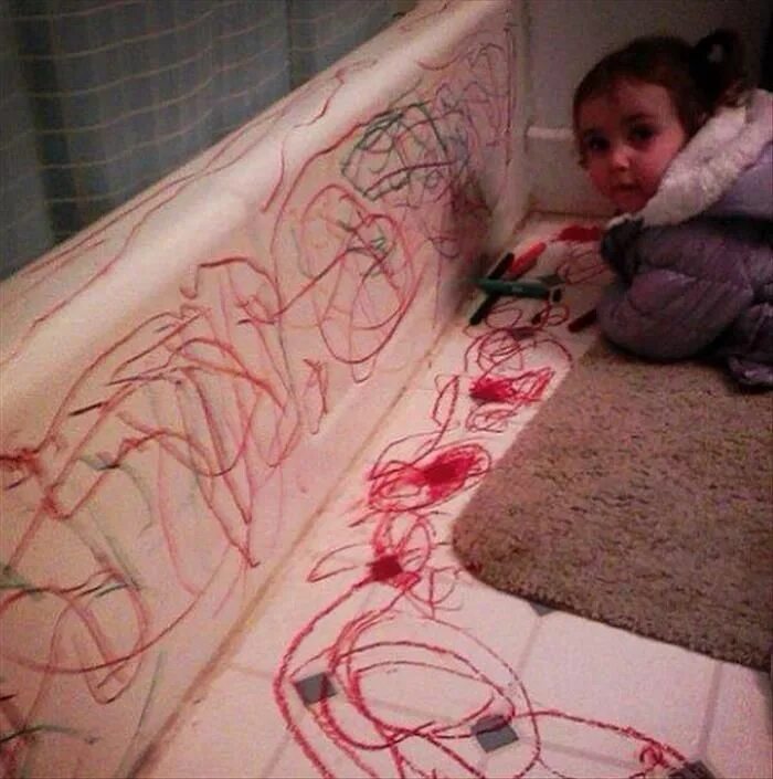 Ребенок изрисовал. Разрисованный диван детьми. Дети разрисовали комнату. Ребенок изрисовал стену.