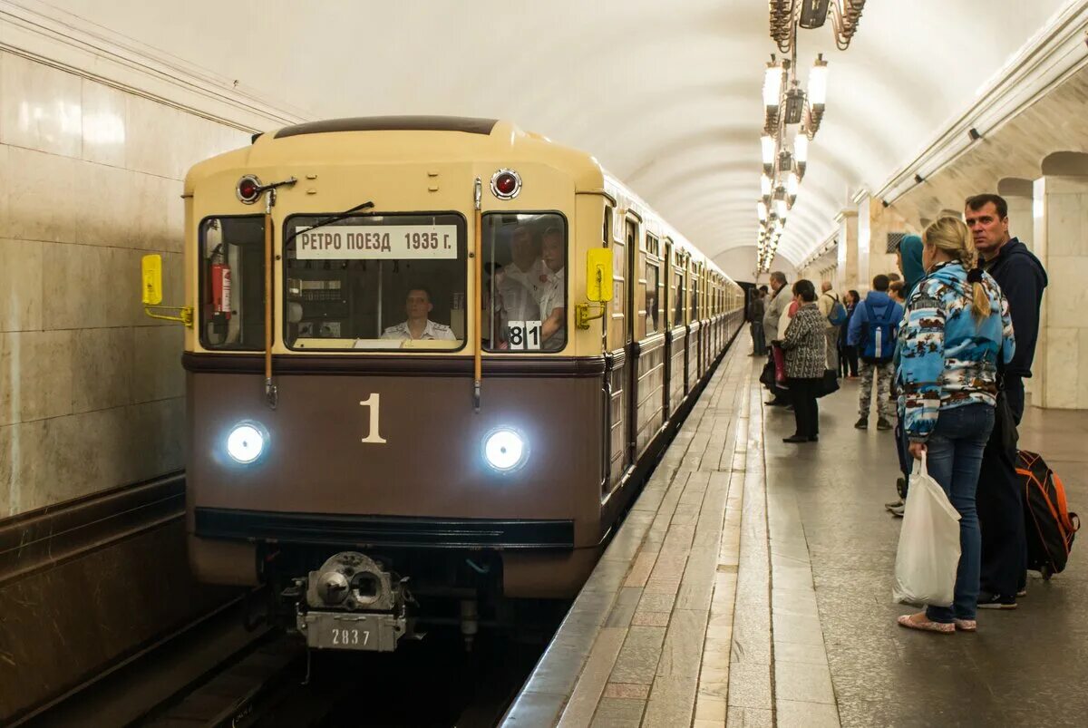 Сколько ездит метро. Ретропоезд Сокольники метро. Ретро поезд метро Москва 1935. Ретропоезд Сокольники вагон метро. 81-717.5А ретропоезд.