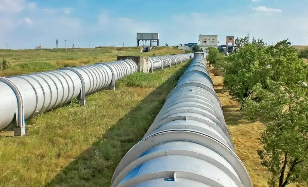 Наружные сети водопровода. Трубы для магистрального газопровода. Монтаж наружного водоснабжения. Строительство водопровода. Водовод водопровод.