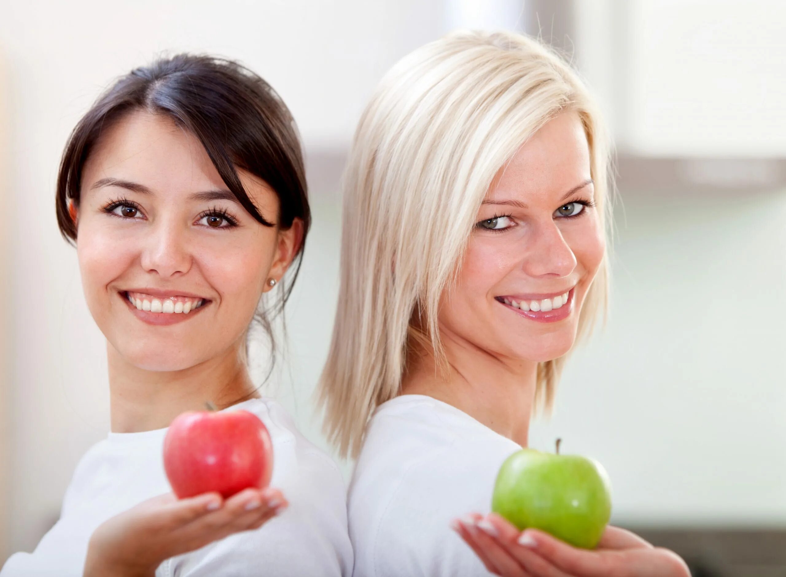 фотосессия с фруктами. счастливая женщина. счастливая девушка. каким должен быть здоровая женщина. здоровая женщина среднего возраста.