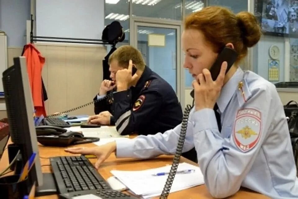 Работает в полиции 20. Полицейский с телефоном. диспетчер полиции россии. сотрудники правоохранительных органов. связь в овд.