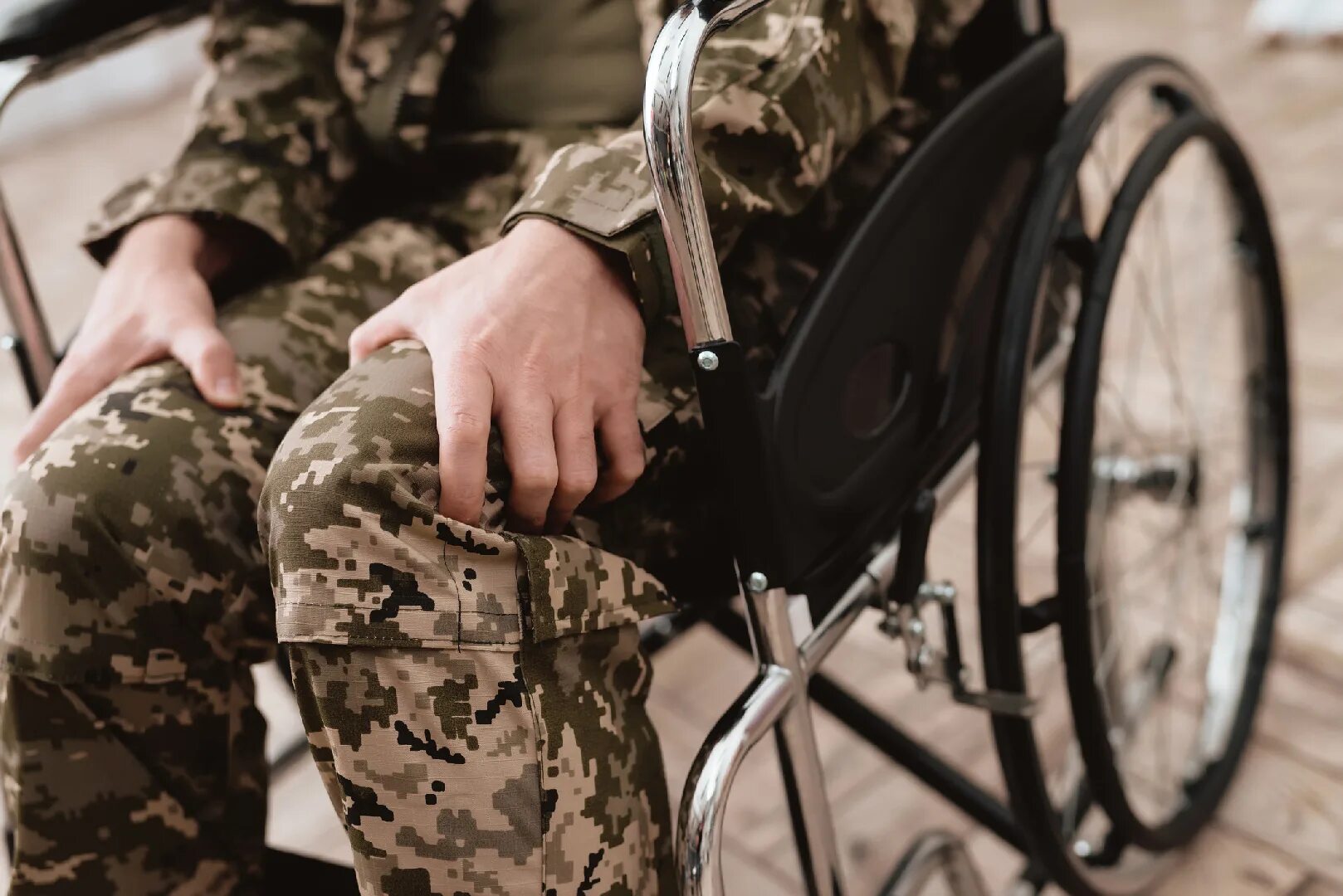 Лечение после сво. Военный в инвалидной коляске. Солдат на инвалидной коляске. Инвалид боевых действий. Военный инвалид на коляске.