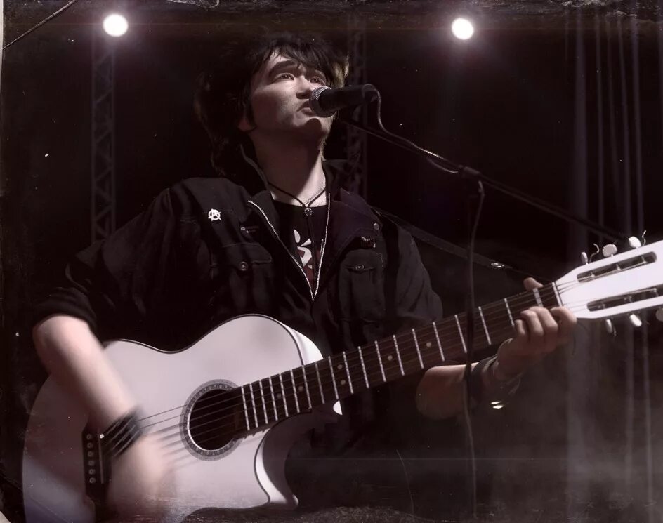 Белая гитара цоя. Белая гитара цоя. Гитара виктора цоя washburn. Гитара каспаряна yamaha sg-200. Белая гитара цоя.