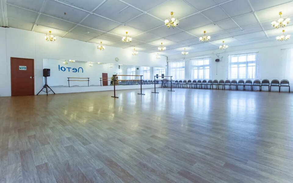 Аренда зала новосибирск. Танцевальный линолеум grabo. Паркет танцевальный зал. Напольные покрытия для танцевальных залов. Полы для хореографических залов.
