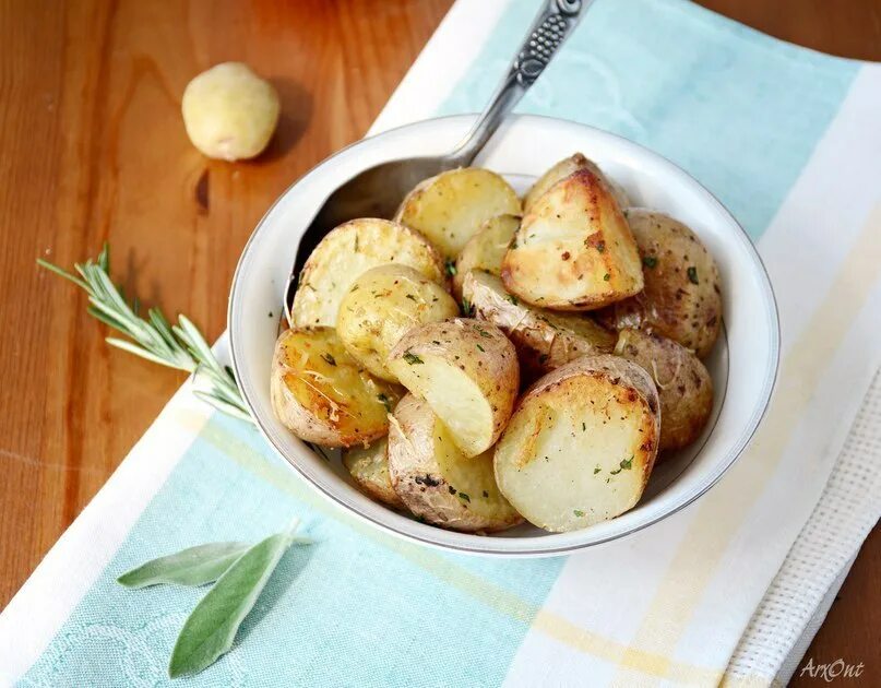 Картофель в духовке с чесноком и зеленью. Картошка с чесноком в духовке. запеченный молодой картофель. чесночная картошка в духовке. молодой картофель с чесноком.
