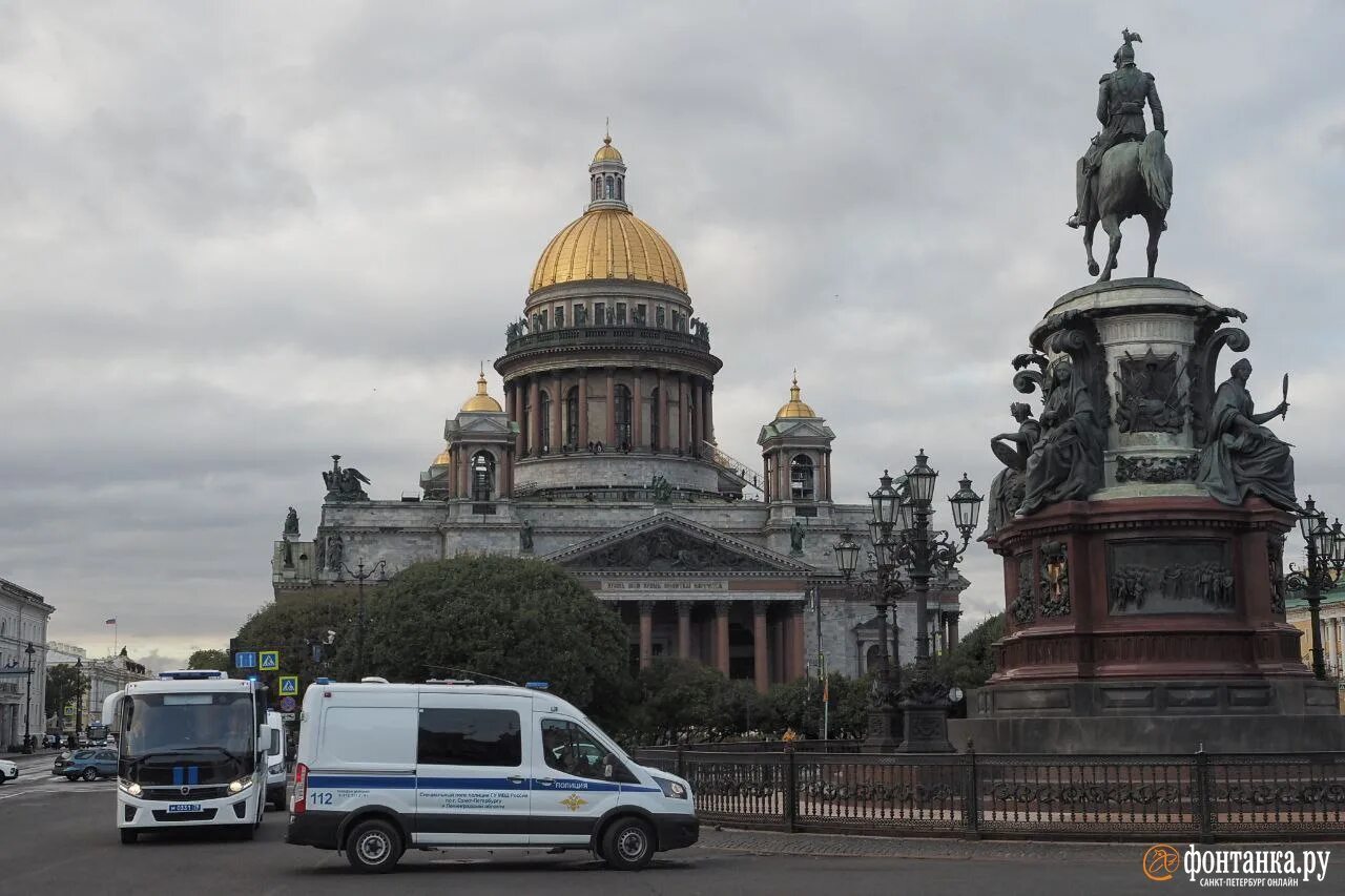 Автозаки у гостиного двора. Арбат задержания 21 сентября. Протесты 21 сентября петербург. Митинг несанкционированный в спб. Митинг в спб 21 сентября 2022.