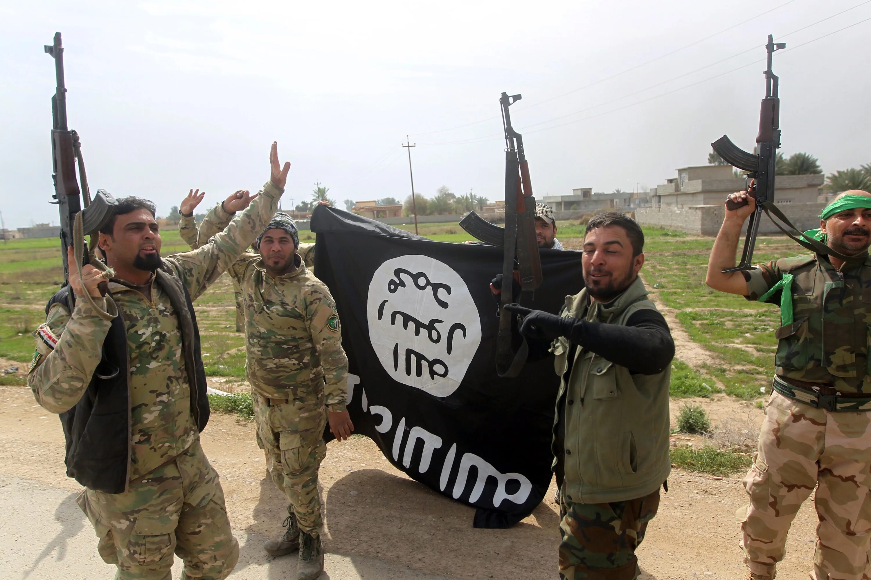 Террористы на фоне флага игил. Флаг ДАИШ. Исламское государство Афганистан.