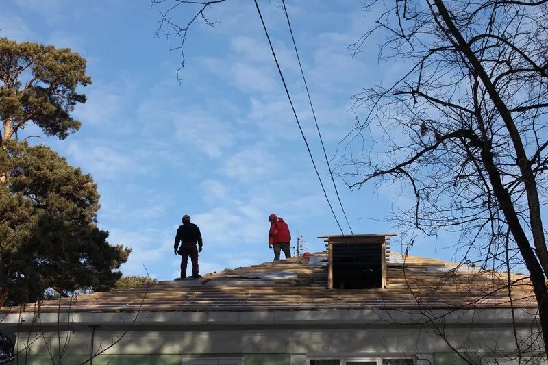 Монтаж стального дымохода. Мансардные окна дормер. Крепление страховки на кровле. Труба через крышу из профнастила. Фигура на крышу дома.