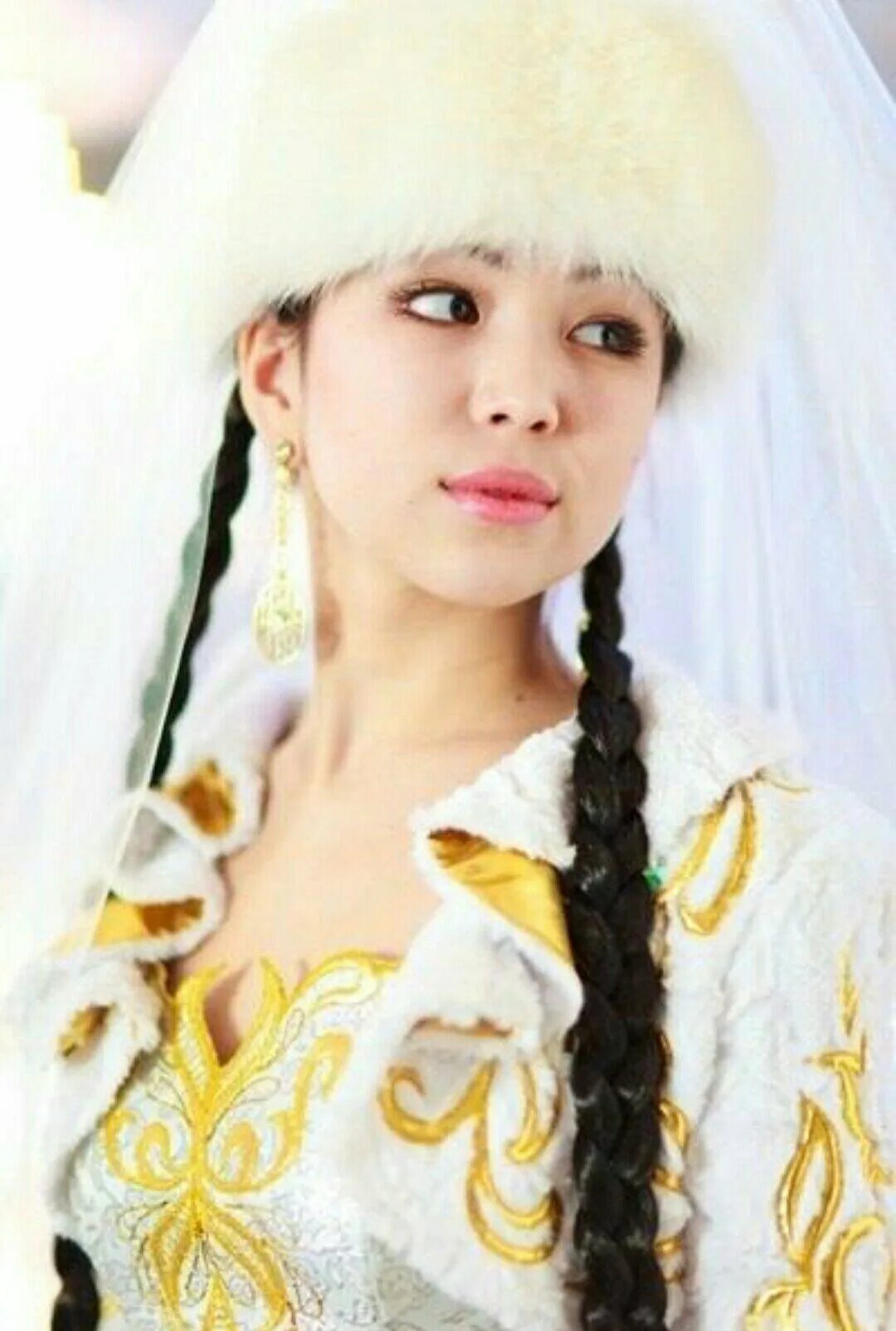 Казахские девушки. Казахский костюм женский. Кыргызская Национальная одежда. Сұлу қыздар әні
