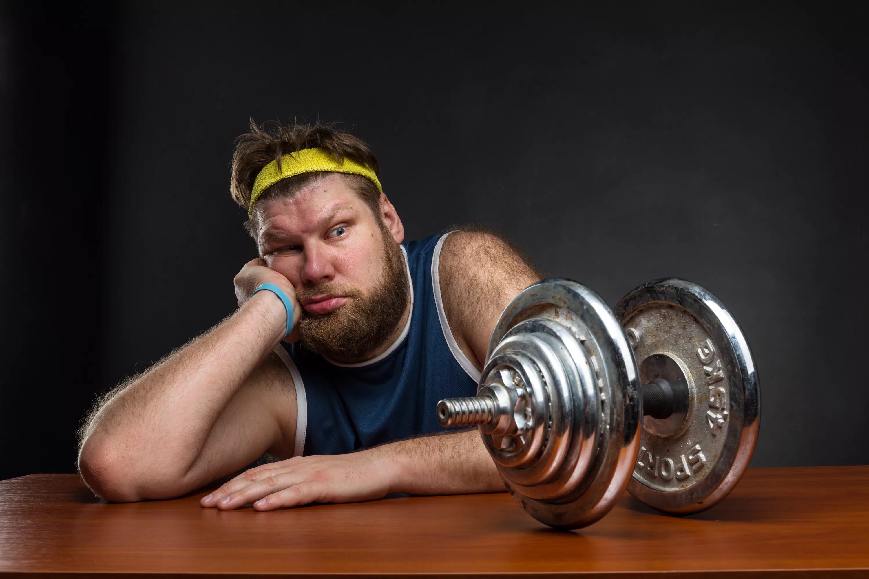 Спортсмен в берете. Спортсмен с гантелей. Люди которые не занимаются спортом. Мужчина со штангой. Мужчина спорт.