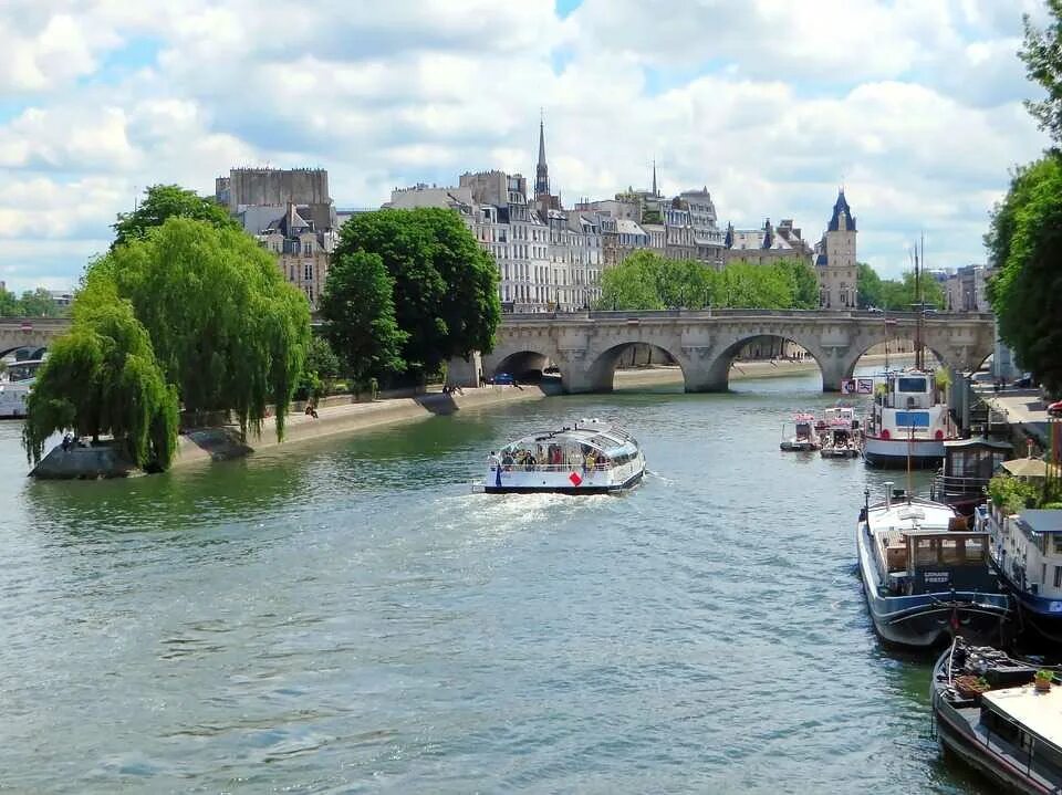 Square island. Остров Сите в Париже. Иль де ля Сите Франция. Остров Сите в Париже фото. La seine (река сена) Франция.