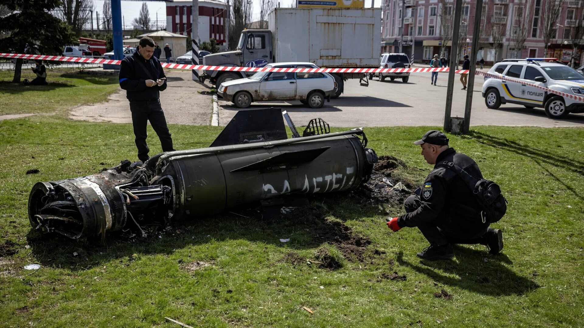 Украина 15 погибших. Краматорск вокзал взрыв 2022. Удар точкой у по вокзалу Краматорска. Краматорск ЖД вокзал точка у. Ракетный удар по вокзалу Краматорска.