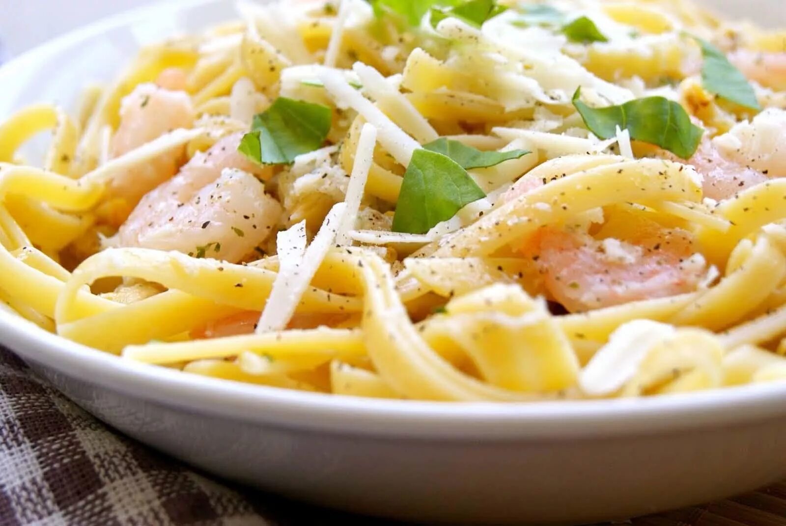 тальятелле маринара. спагетти с кальмарами и грибами. спагетти с кальмарами в сливочном соусе. паста с песто и кальмарами. макароны с кальмарами в сливочном соусе.