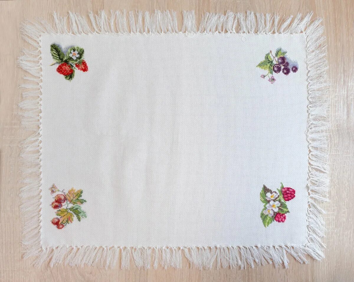 Салфетка с вышивкой и бахромой. Салфетка из канвы с бахромой. Салфетка тканевая с бахромой. Салфетки из ткани. Салфетки с бахромой из ткани.