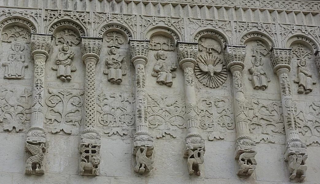 Дмитриевский собор во владимире резьба. Белокаменная резьба дмитриевского собора во владимире. Дмитриевский собор во владимире. Рельефы дмитриевского собора. Дмитровский собор во владимире белокаменная резьба.