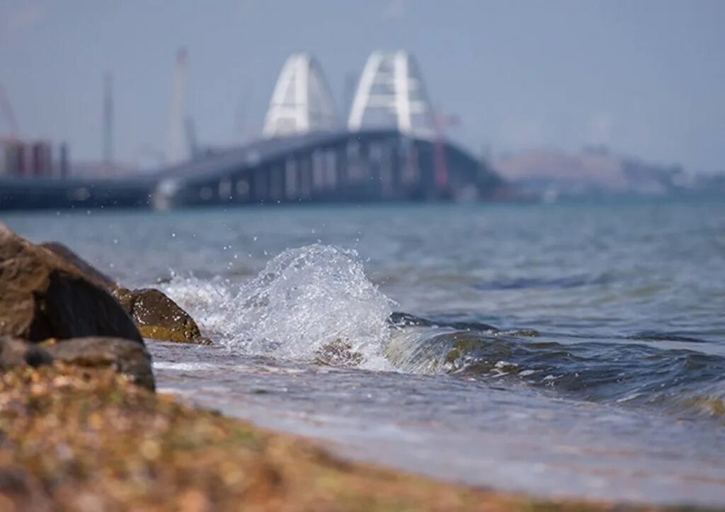 Россия купила крым. Крымский мост утром фото. Топ авы с крымским мостом.