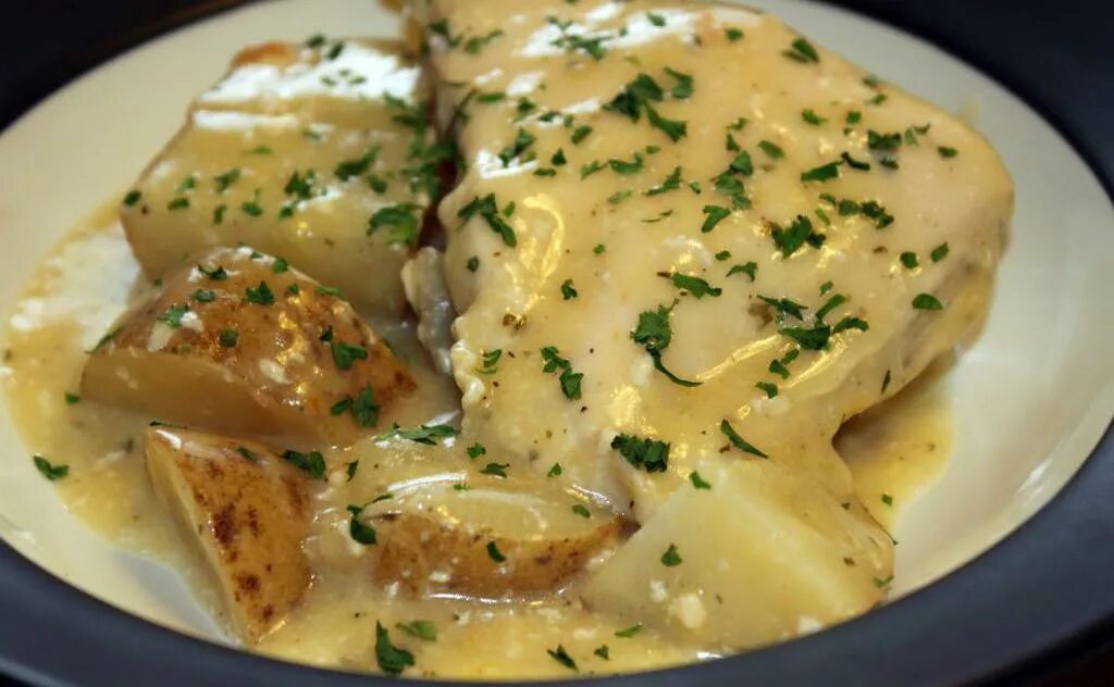 Картошка филе грудки. Курица тушеная в сметанном соусе. картошка с курицей в сметане. картофель в сметанном соусе. курица с картофелем в сметане.