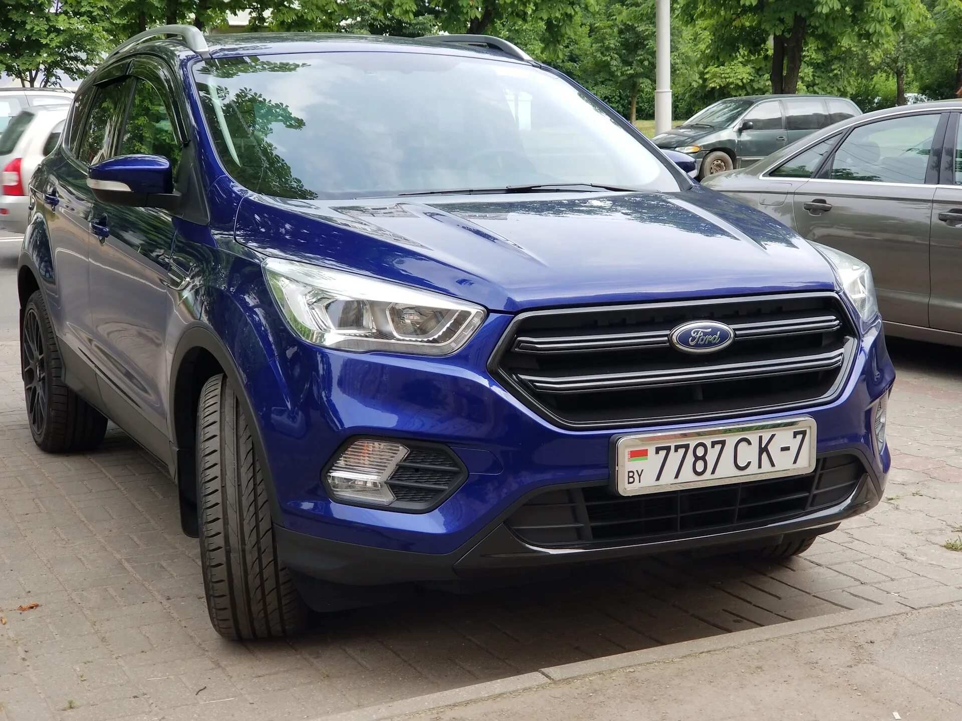 Куга 2017 2.5. Ford Kuga Black Edition. Ford Kuga черный. Форд Куга 2 фото c ветровиками.