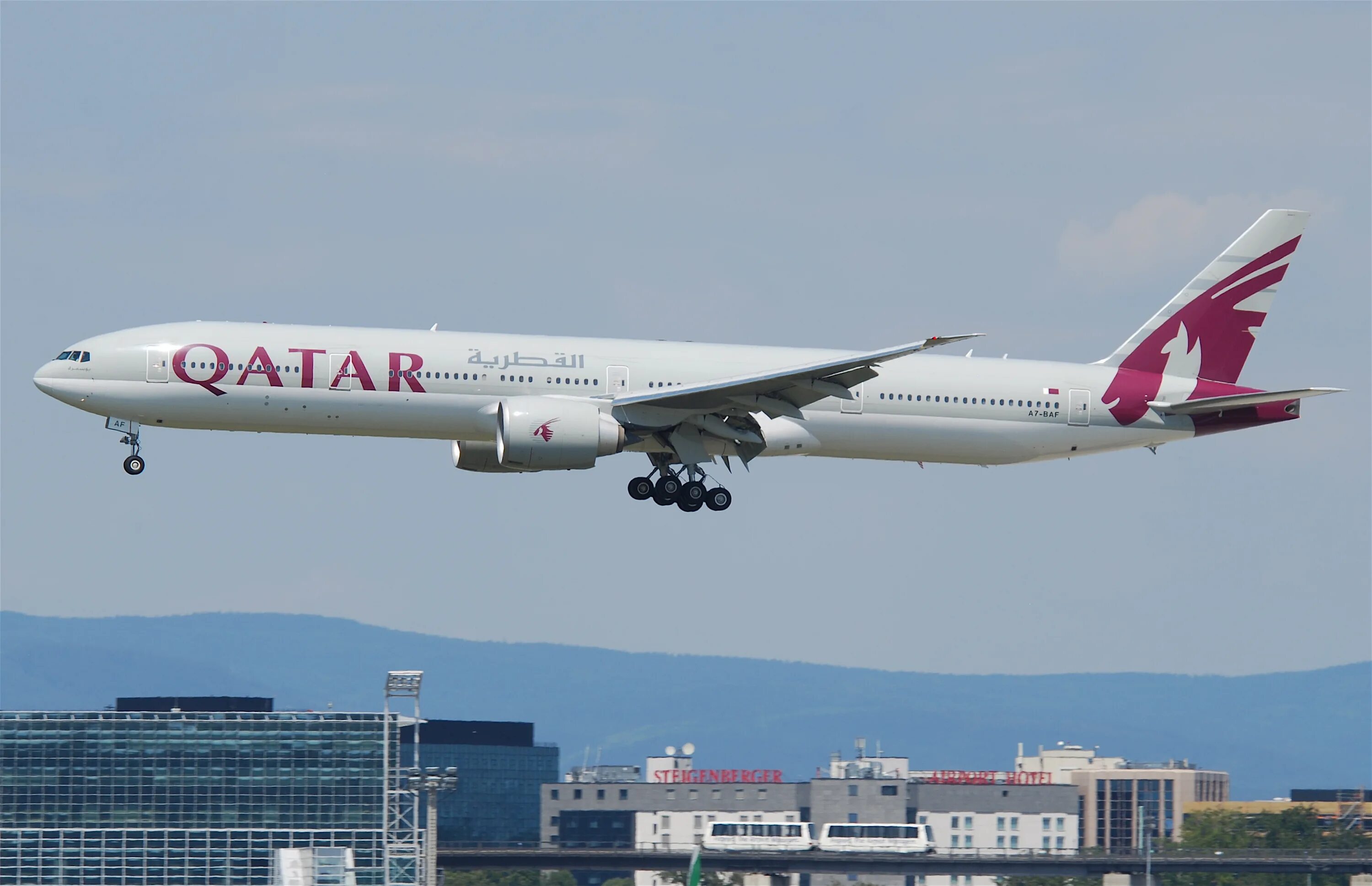 Катар дав. Боинг 777 Катар Эйрвейз. 777-300er Qatar Airways. Qatar 777-300er. Боинг 777 Катарские авиалинии.