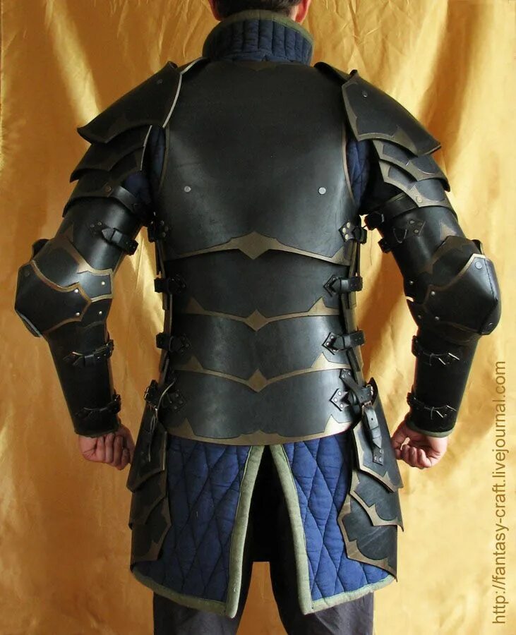 Доспех из картона. Костюм из бумаги для мальчика. Рыцарские доспехи из картона. Шлем самурая пепакура. Доспехи из гофрокартона.