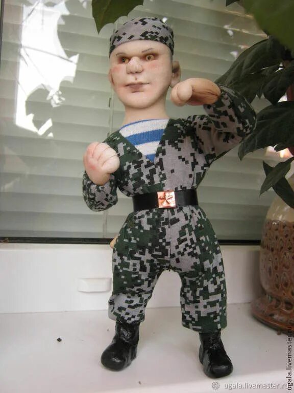 Одежда для куклы десантника. Кукла десантник. Текстильная кукла десантник. Кукла десантник на 23 февраля ручной работы. Текстильная кукла вдв.