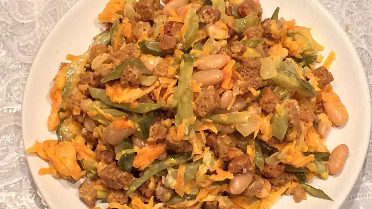 Салат с жареной морковкой и фасолью. Салат с фасолью и сухариками постный. постный салат с фасолью. салат с грибами и корейской морковкой постный. салат с фасолью и сухариками и грибами.