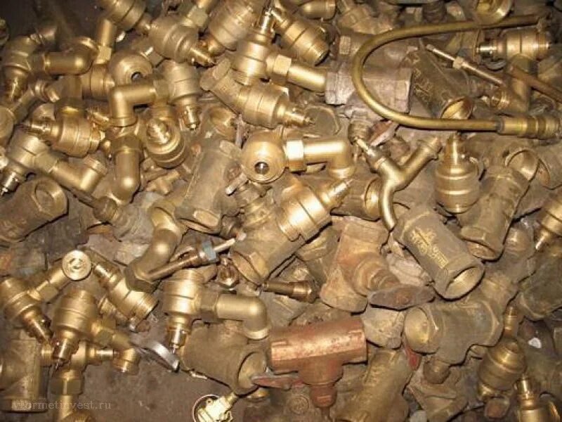 латунь лом. в чем находится бронза. литье латуни л68. лом цветных металлов зил 131. бронза латунь медь отличие.