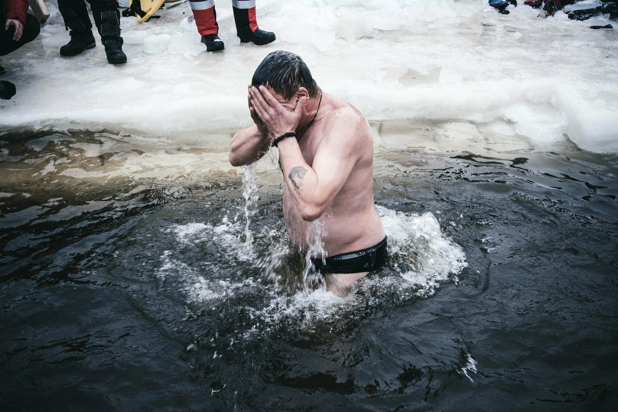 Моржиха прорубь Петропавловская крепость. Зимние купания в проруби. Крещенские купания. Человек в проруби. После купания болят