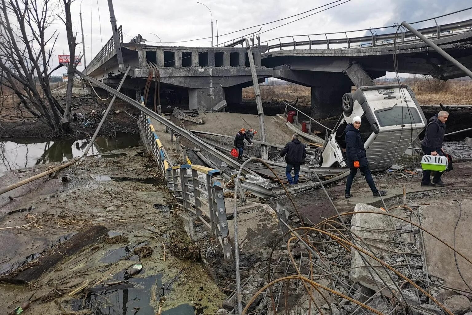 Корабль сломал мост. Разрушенный мост в Киеве. Разрушенные мосты на Украине. Мост разрушился. Мост Ирпень разрушения.
