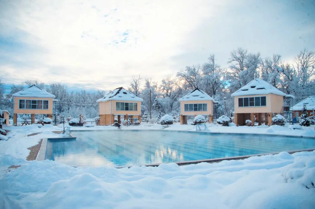 Лагуна юг нижегородская область зимой. Турбаза зимой. Селигерское заплавье база юрта. Зимняя турбаза. Новогодняя турбаза.