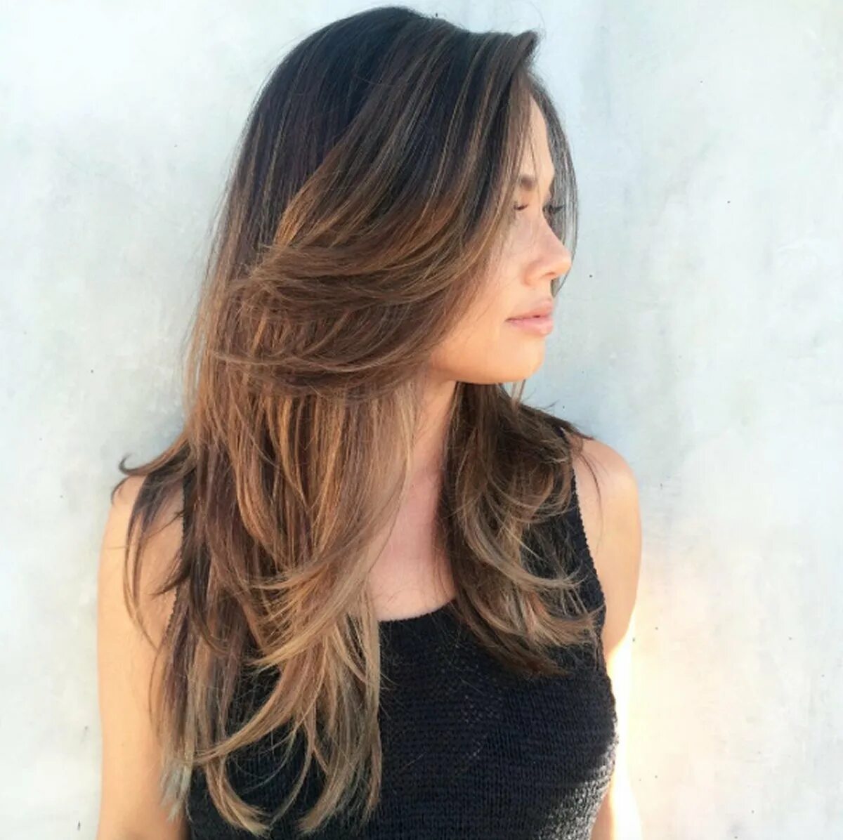 Каскад на длинные волосы с челкой 2022. Подстричь пряди. Кендалл дженнер 2023. Лесенка на средние волосы с прямым пробором. Каскад на длинные волосы с челкой 2022.