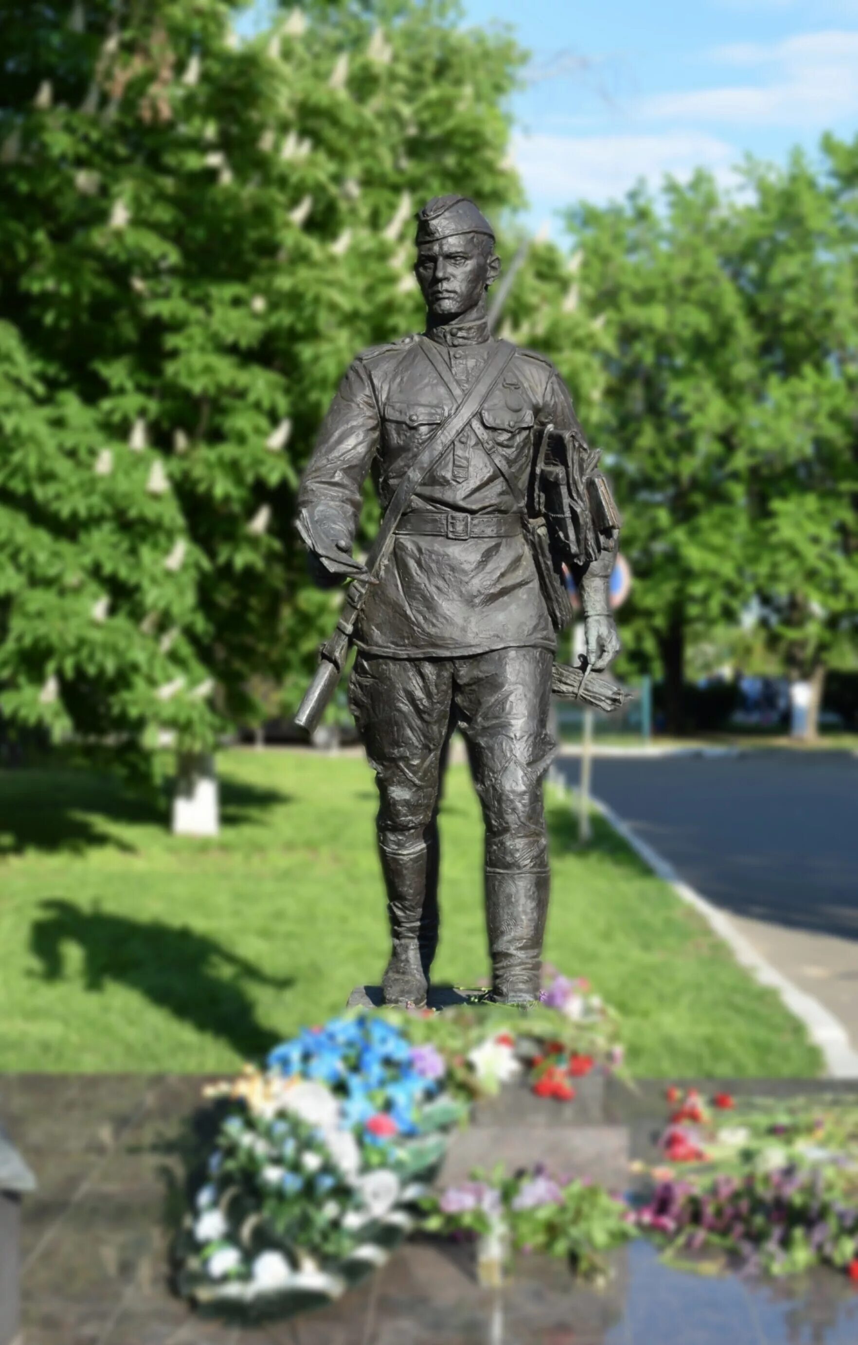 Памятник фронтовому почтальону в Воронеже. Памятник военному почтальону в Воронеже. В Воронеже памятник Ивану Леонтьеву.