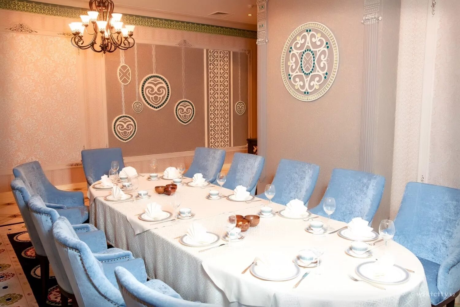 Кафе в казахском стиле. Ресторан в казахском стиле. Казахский интерьер для ресторана. Ресторан казахской кухни.