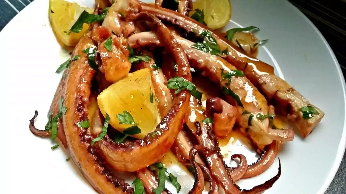 Щупальца кальмара в банке. Кальмар щупальца. Щупальца кальмара вкусные. Кальмар щупальца. Осьминог съедобный.