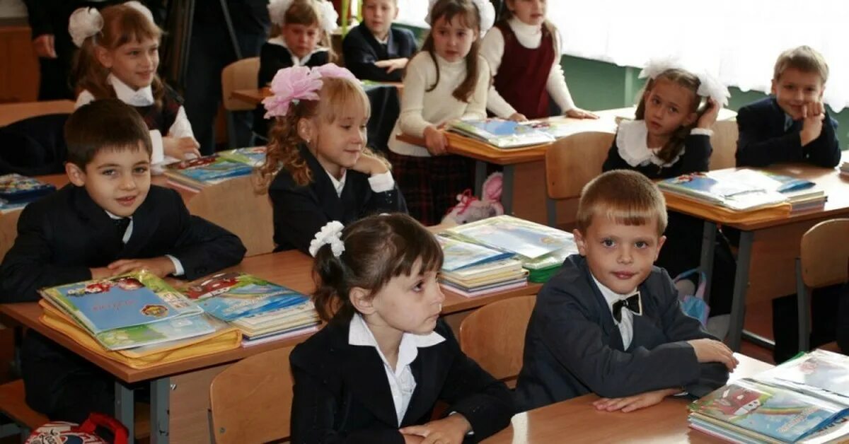 Ученики в школе. Класс учеников 1 класса. Украинские школьники в классе. Ученики 4 класса.