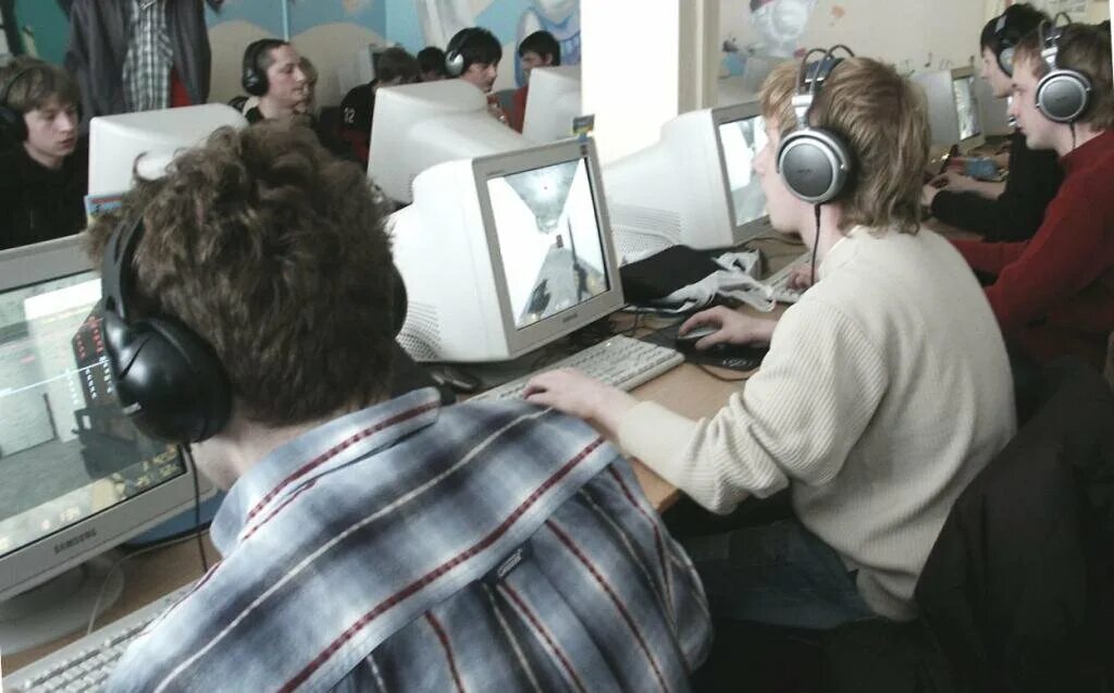 Интернет нулевых. Старый компьютерный клуб. Компьютерный клуб 90-х. Компьютерный клуб 2000-х. Компьютерный клуб нулевых.