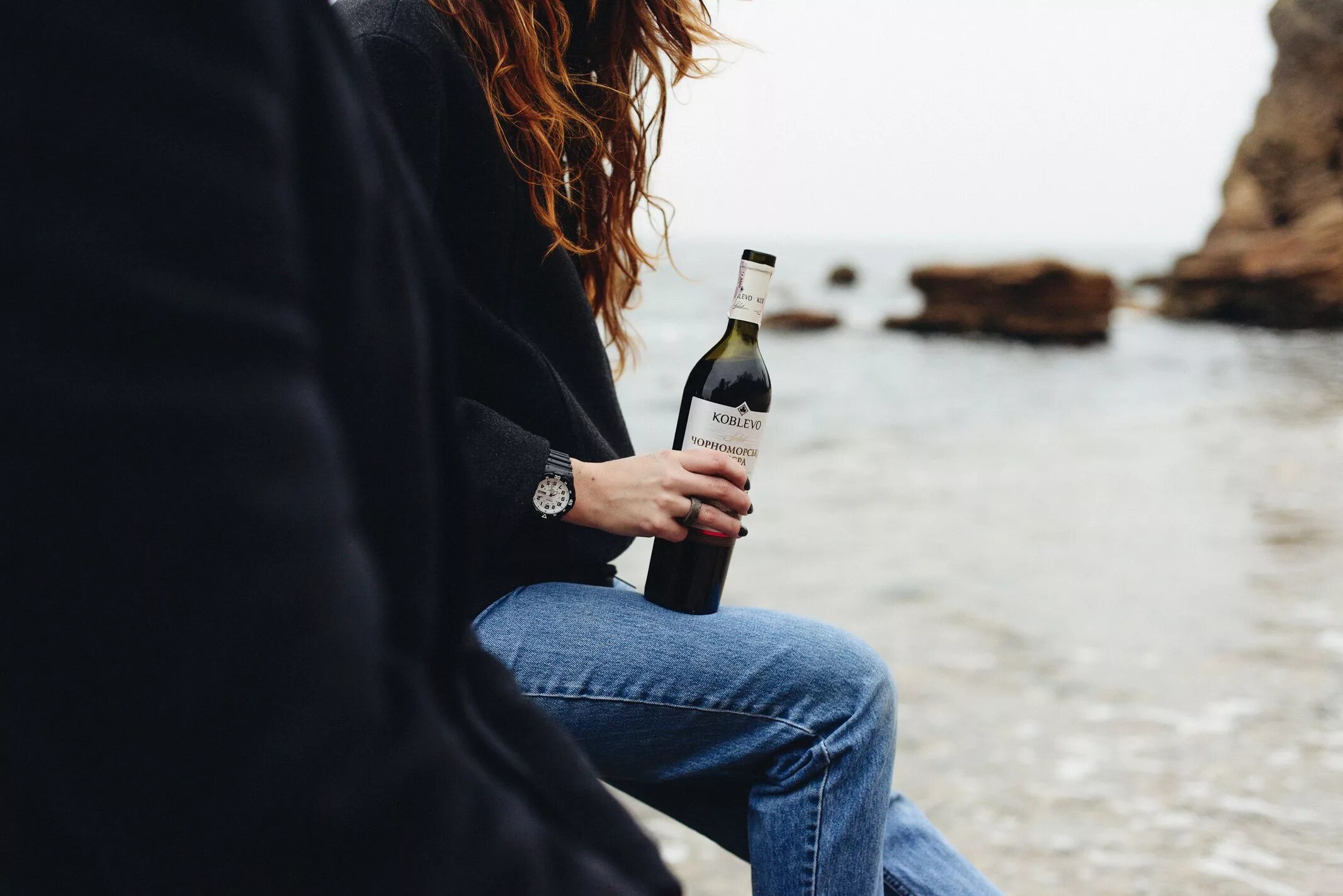 Девушка с вином. Девушка с бутылкой вина. Фотосессия с вином. Девушка с бокалом виски. В ее руках вино