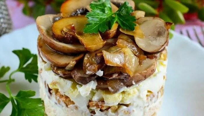 Копченая курица шампиньоны сыр. Салат с курицей и грибами жареными. Салат с копченой курицей и шампиньонами. Салат с копчёной курицей и грибами шампиньонами жареными. Салат с грибами шампиньонами слоеный.