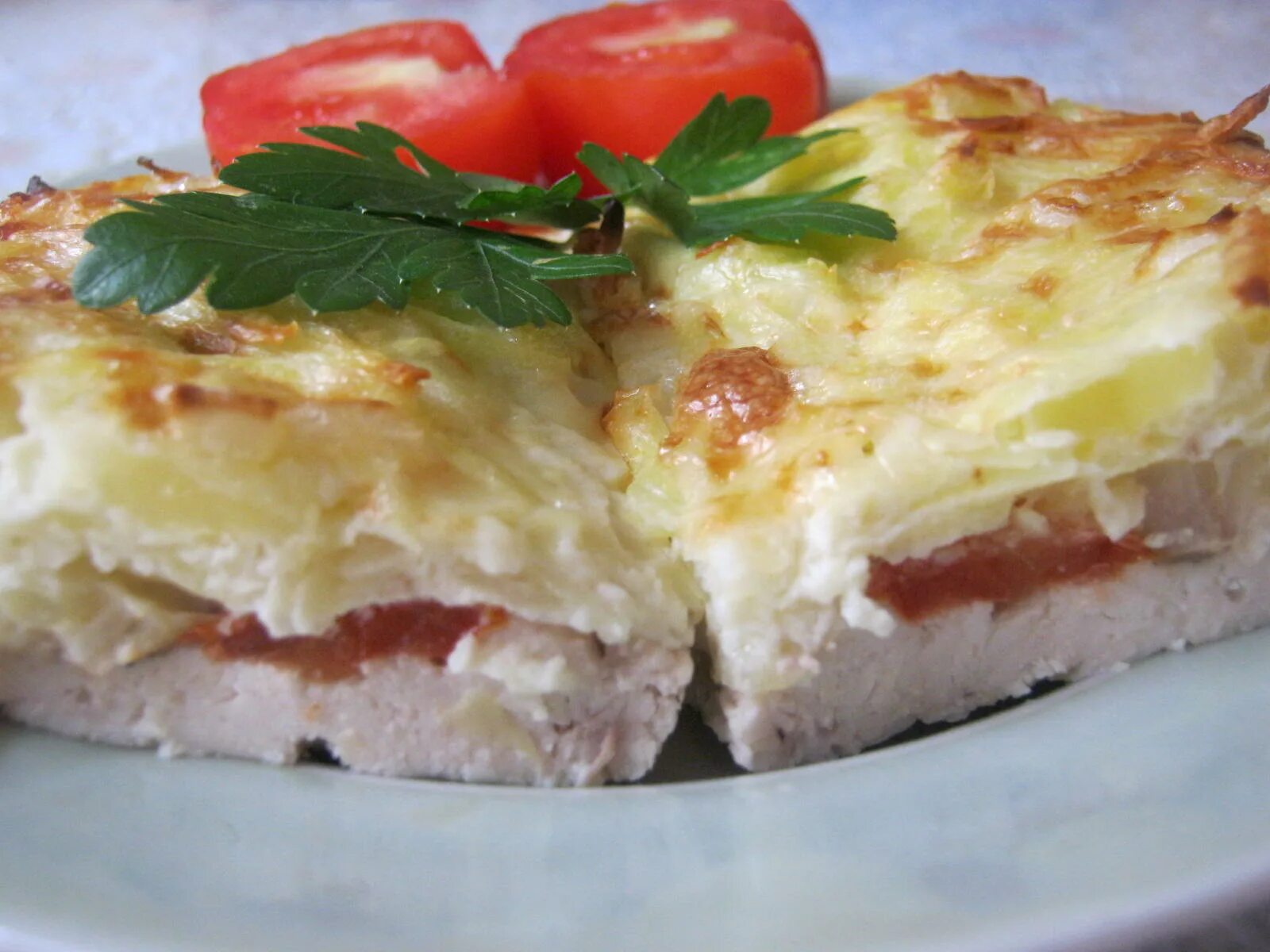 Свинина в сыре и яйце. Курица запеченная под тертым картофелем. курица под шубой в духовке с картофелем. куриная запеканка. свинина под шубой в духовке.
