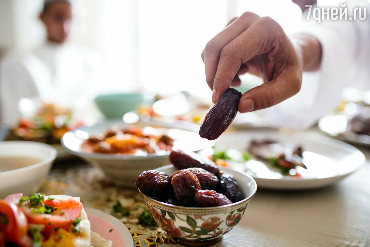 Финики во время поста. Рамазан Iftar. Ифтар финики. Еда на ифтар. Ифтар картинки.