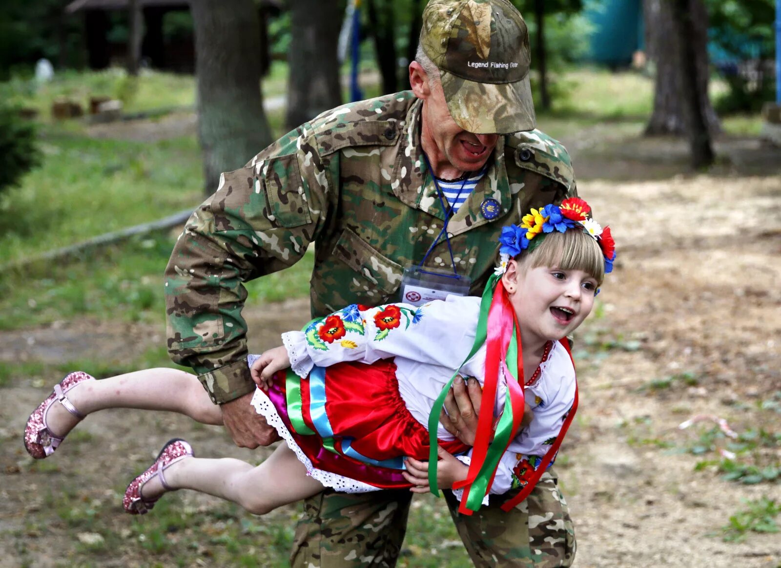 Фото детей украины. Украинские дети в военной форме. Дети в бандеровской форме. Храбрый ребенок.
