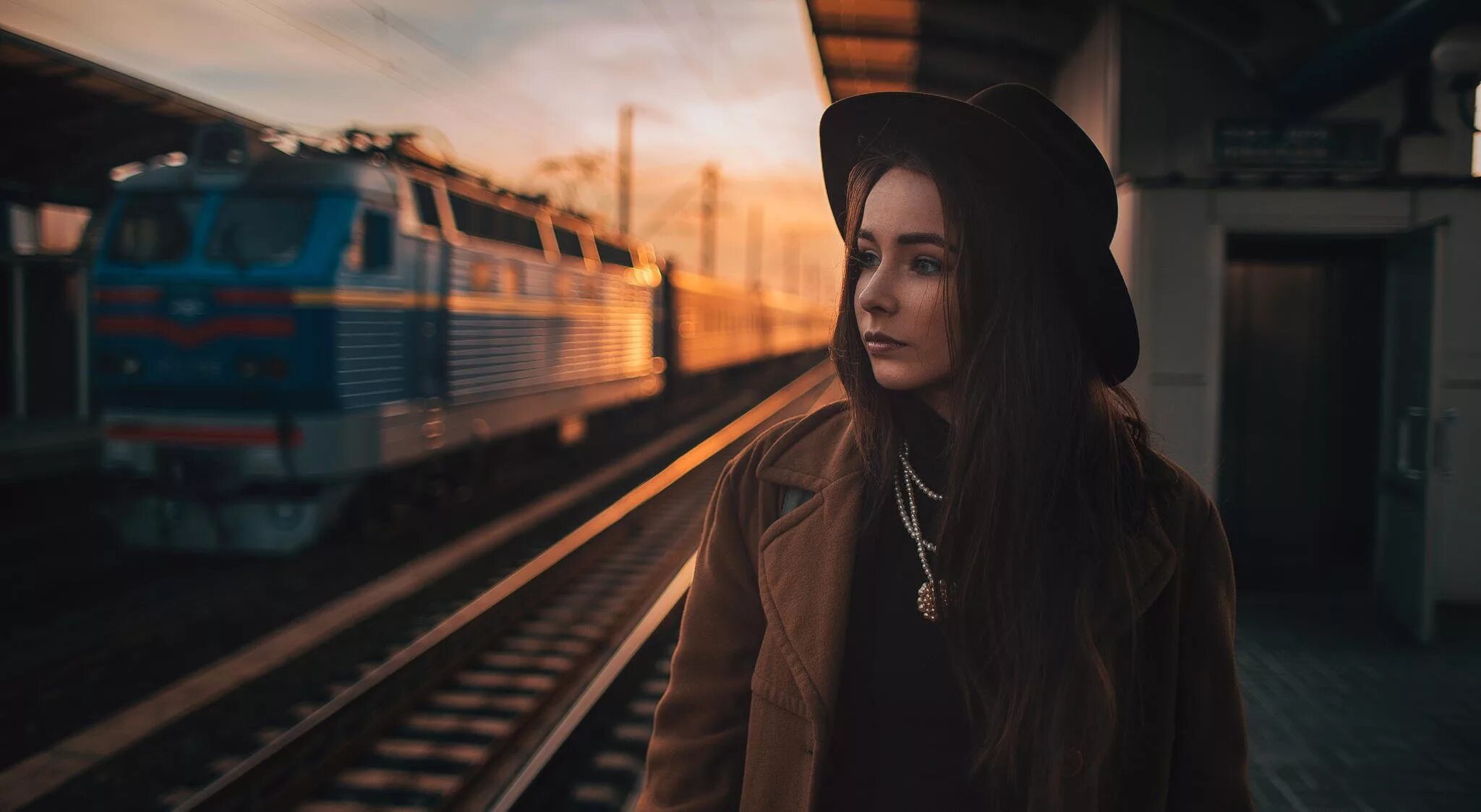 Длинный перрон. Девушка уезжает на поезде. Девушка в поезде. Женщина на перроне. Фотосессия на вокзале девушка.